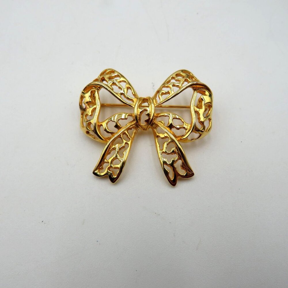 Vintage Gold Tone Openwork Filigree Bow Brooch Pin Classic Ribbon Design